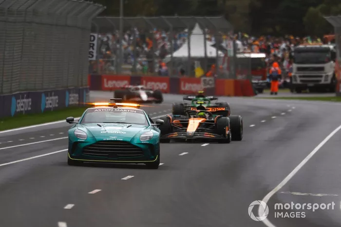 Lando Norris, McLaren tras el coche de seguridad