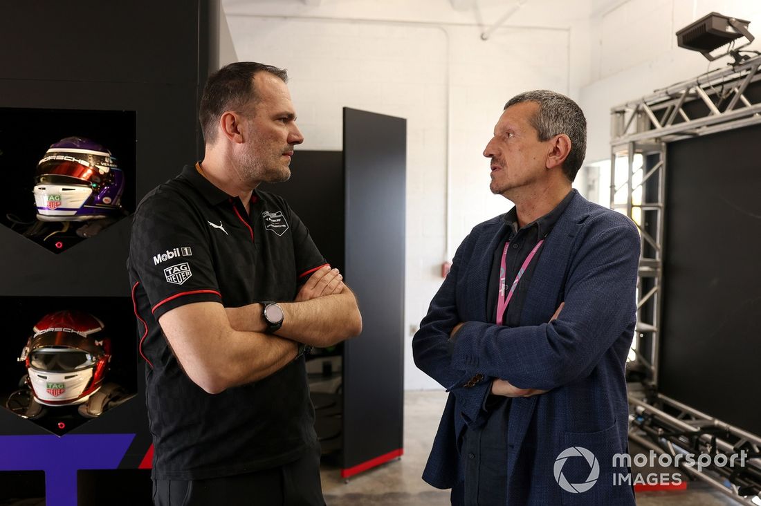 Florian Modlinger, jefe de proyecto de Porsche en la Fórmula E, con Gunther Steiner, ex director de equipo de Fórmula 1