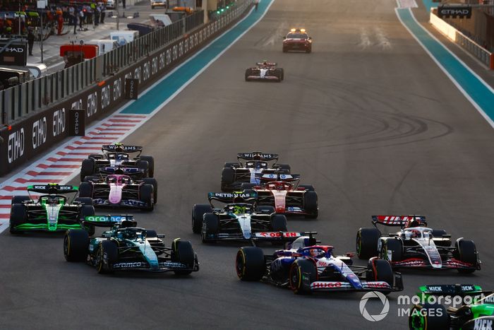 Liam Lawson, VCARB 01, Kevin Magnussen, Haas VF-24, Lance Stroll, Aston Martin AMR24, Lewis Hamilton, Mercedes F1 W15, el resto de la parrilla en la salida.