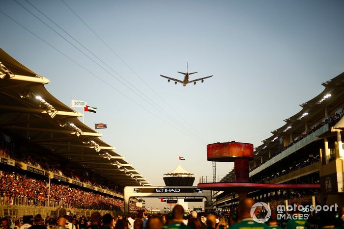 Un Airbus A380 de Etihad sobrevuela la parrilla antes de la salida