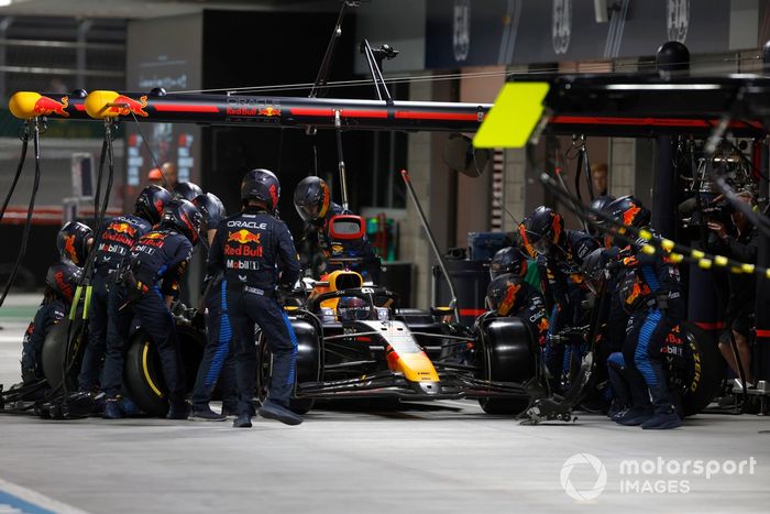 Max Verstappen, Red Bull Racing RB20, hace una parada en boxes