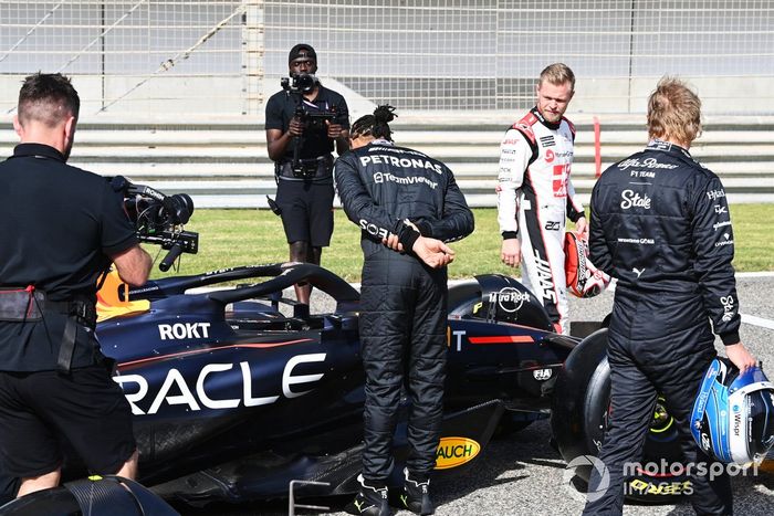 Lewis Hamilton, Mercedes-AMG, Red Bull Racing RB19 Lewis Hamilton, Mercedes-AMG, inspecciona el Red Bull Racing RB19