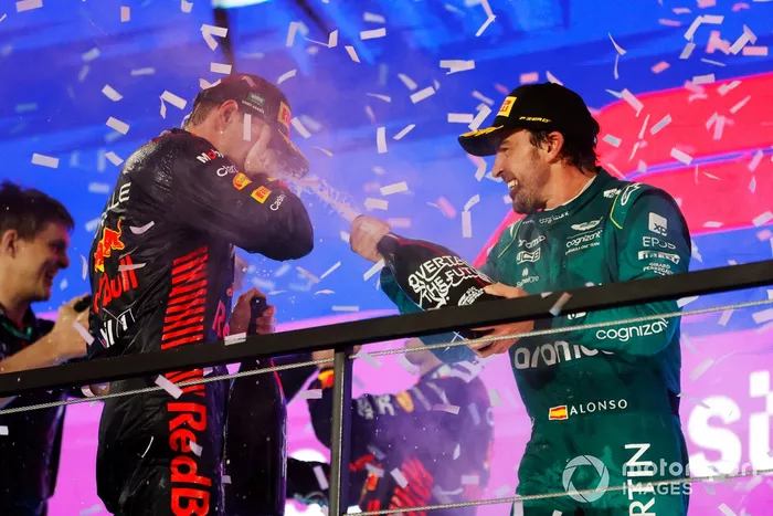 Podio: segundo lugar Max Verstappen, Red Bull Racing, y tercer lugar Fernando Alonso, Aston Martin F1 Team