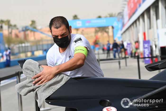 Mecánico limpiando carrocería