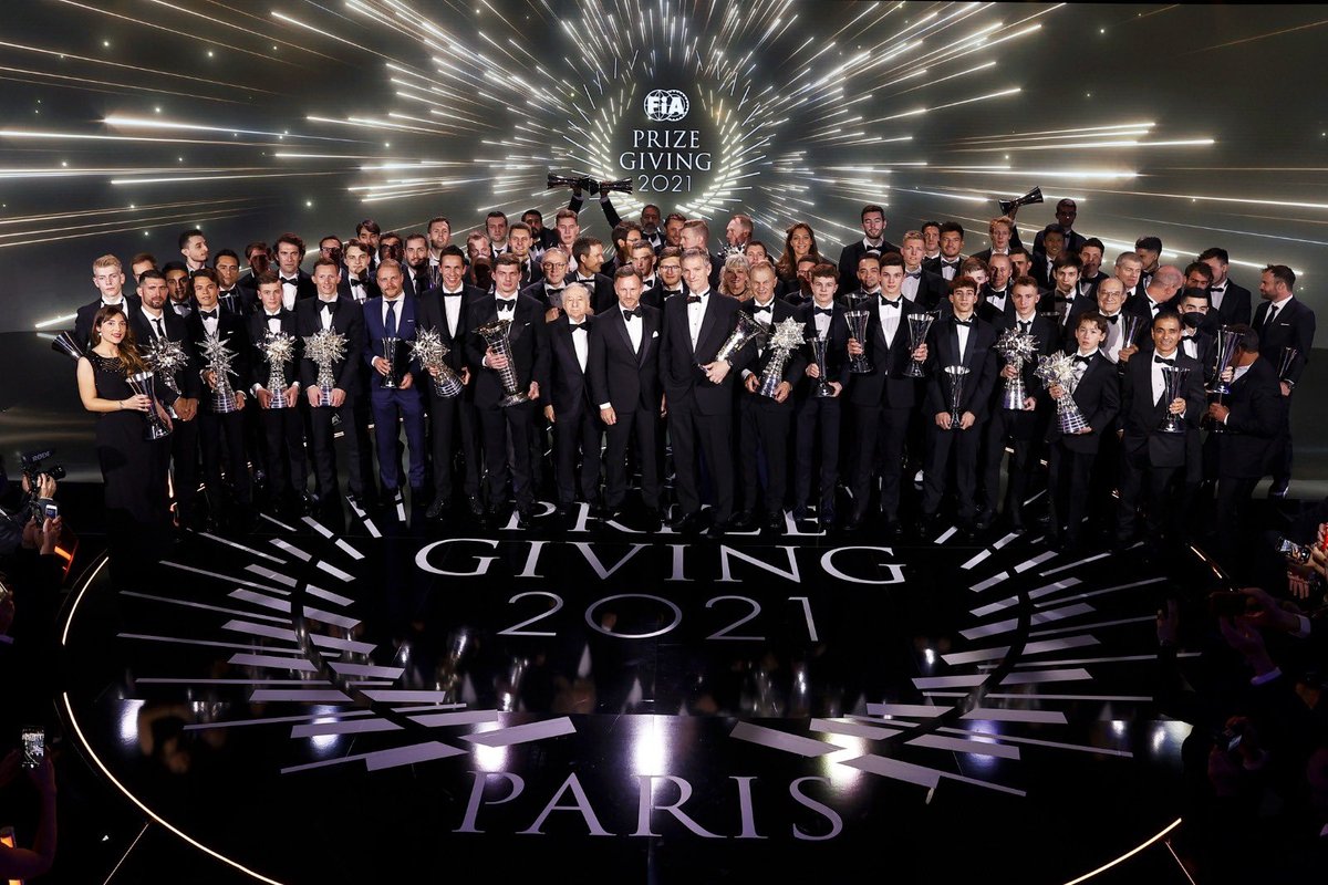 Foto de grupo en la Gala de la FIA 2021
