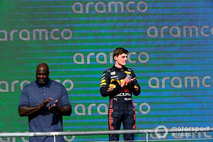 Podio: Shaquille O'Neal y el ganador Max Verstappen, Red Bull Racing