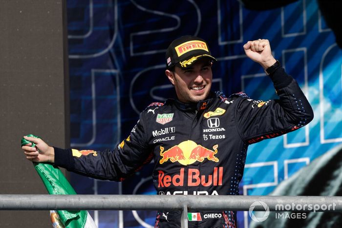 Podio: tercer lugar Sergio Pérez, Red Bull Racing