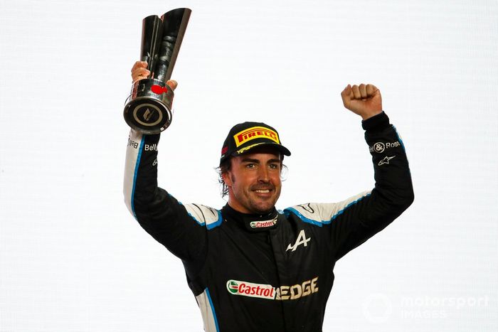 Fernando Alonso, Alpine F1, tercero, celebra con su trofeo en el podio