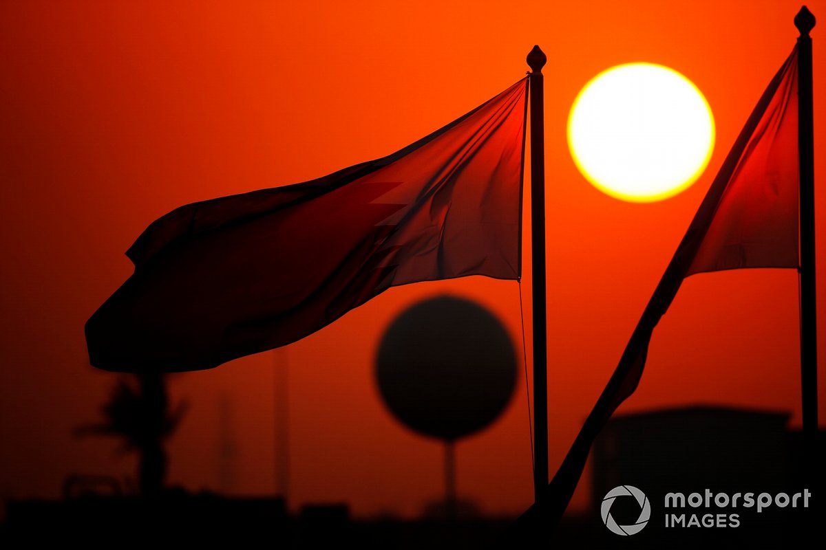 Bandera de Qatar al atardecer