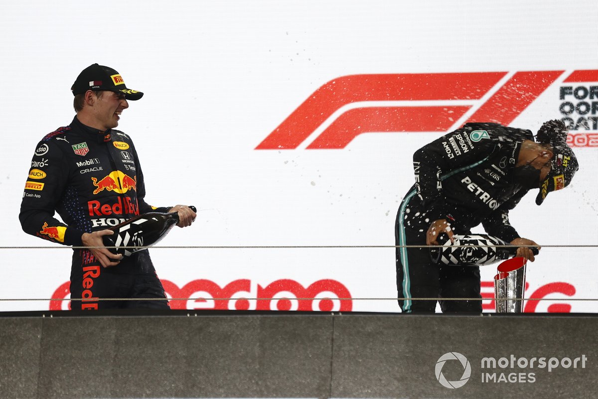 Podio: segundo lugar Max Verstappen, Red Bull Racing, ganador Lewis Hamilton, Mercedes