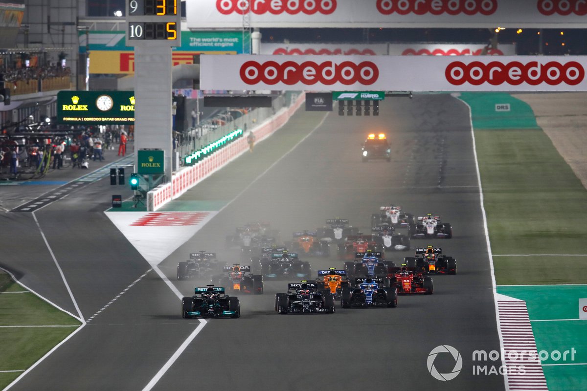 Arrancada: Lewis Hamilton, Mercedes W12, Pierre Gasly, AlphaTauri AT02, Fernando Alonso, Alpine A521, Lando Norris, McLaren MCL35M, Carlos Sainz Jr., Ferrari SF21 y el resto