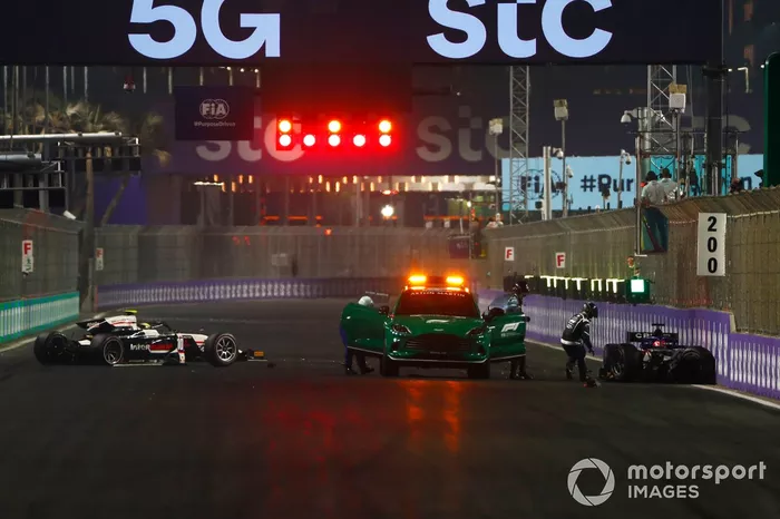 El personal médico atiende a Theo Pourchaire, ART Grand Prix, y a Enzo Fittipaldi, Charouz Racing System, tras un accidente en la línea de salida