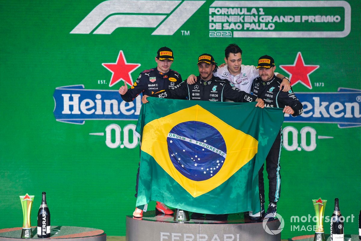 Podio: segundo lugar Max Verstappen, Red Bull Racing ganador Lewis Hamilton, Mercedes, tercer lugar Valtteri Bottas, Mercedes