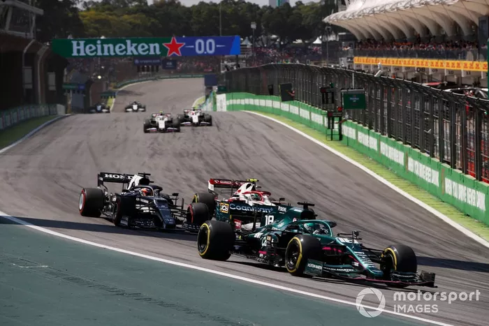 Lance Stroll, Aston Martin AMR21, Antonio Giovinazzi, Alfa Romeo Racing C41, y Yuki Tsunoda, AlphaTauri AT02