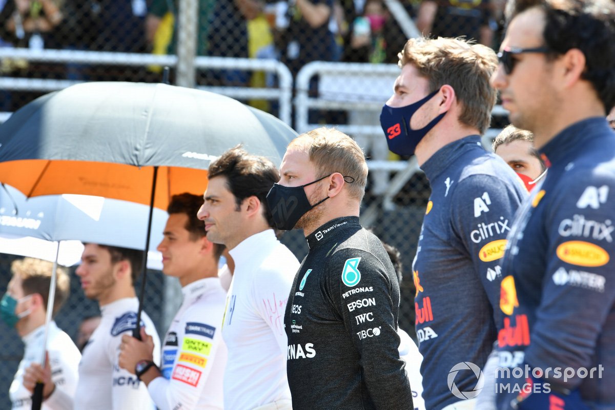 Carlos Sainz Jr., Ferrari, Valtteri Bottas, Mercedes, y Max Verstappen, Red Bull Racing, en la parrilla