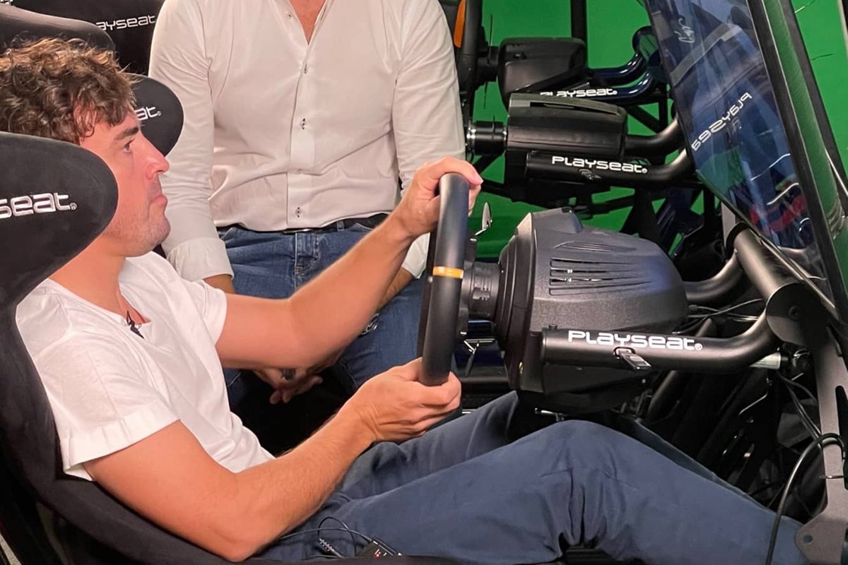 Fernando Alonso, piloto de Alpine F1, visita las oficinas de Motorsport Network / Motorsport Games en Miami