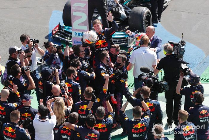 Ganador Max Verstappen, Red Bull Racing, tercer lugar Sergio Pérez, Red Bull Racing, y el equipo Red Bull Racing celebran en el Parc Ferme