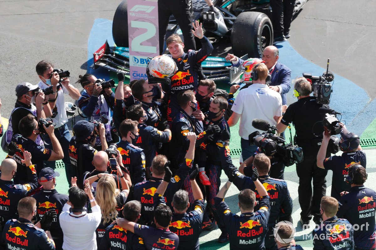 Ganador Max Verstappen, Red Bull Racing, tercer lugar Sergio Pérez, Red Bull Racing, y el equipo Red Bull Racing celebran en el Parc Ferme