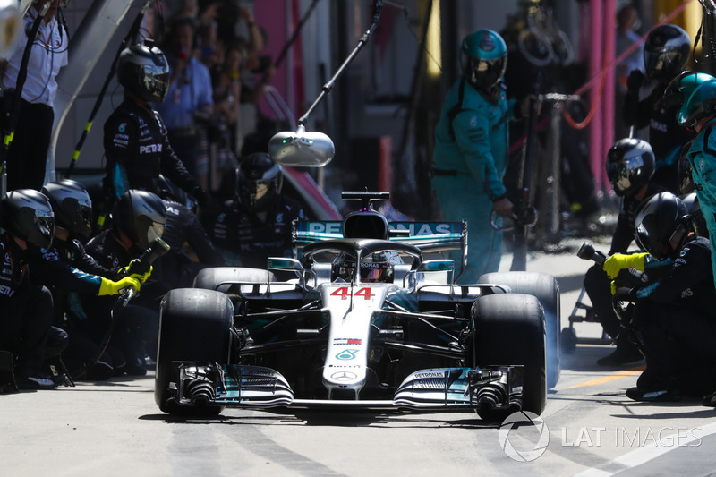 Lewis Hamilton, Mercedes AMG F1 W09 makes a pitstop