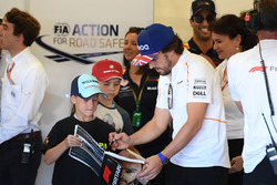 Fernando Alonso, McLaren met grid kid