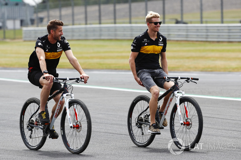 Nico Hulkenberg, Renault Sport F1 Team, va in bici lungo il circuito