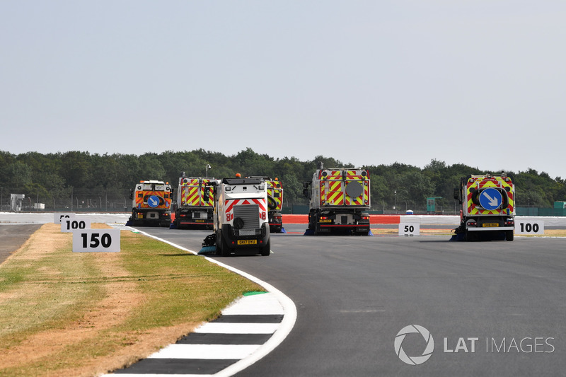 Les camions qui nettoient la piste