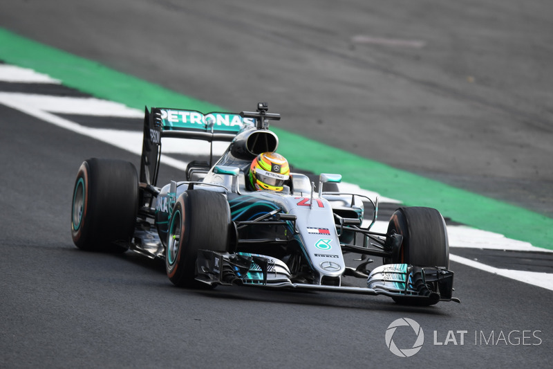 Une Mercedes-Benz F1 W07 Hybrid à Silverstone lors de la parade du 70e anniversaire du circuit