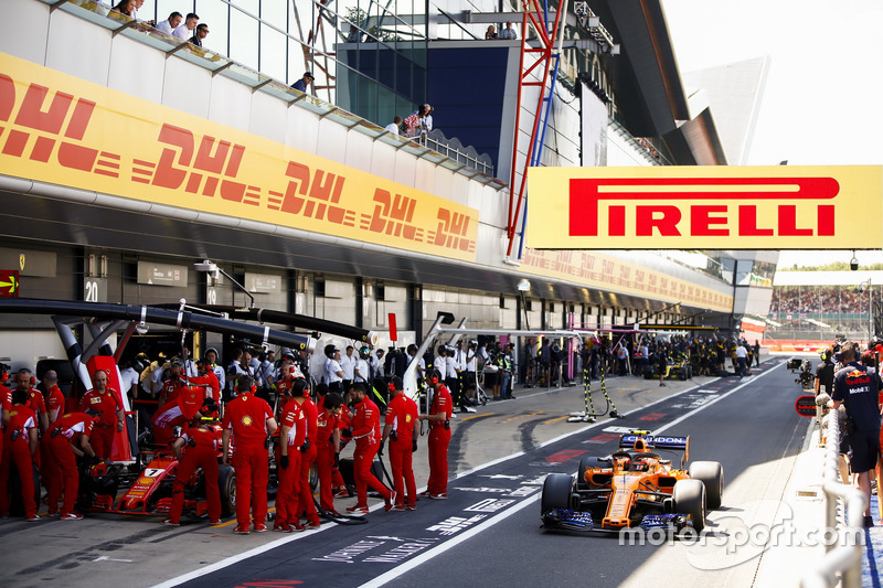 Stoffel Vandoorne, McLaren MCL33, passes Kimi Raikkonen, Ferrari SF71H