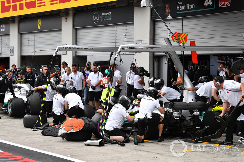 Lewis Hamilton, Mercedes-AMG F1 W09 pit stop
