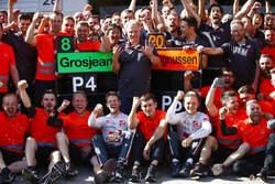 Romain Grosjean, Haas F1 Team, Kevin Magnussen, Haas F1 Team, and the Haas F1 team celebrate the team's best finish to date
