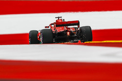 Sebastian Vettel, Ferrari SF71H, solleva scintille