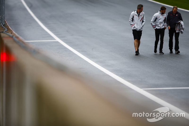 Romain Grosjean, Haas F1 Team, parcourt la piste à pied avec son équipe