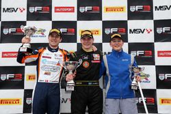 Podium : le deuxième Nicolai Kjaergaard, Carlin, le vainqueur Linus Lundqvist, Double R, le troisième Billy Monger, Carlin