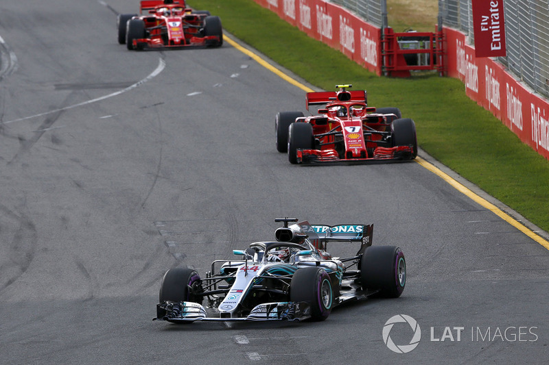 Lewis Hamilton, Mercedes-AMG F1 W09 devant Kimi Raikkonen, Ferrari SF71H