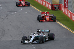 Lewis Hamilton, Mercedes-AMG F1 W09 devant Kimi Raikkonen, Ferrari SF71H