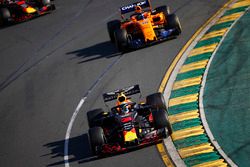 Daniel Ricciardo, Red Bull Racing RB14 Tag Heuer, Fernando Alonso, McLaren MCL33 Renault, Max Versta