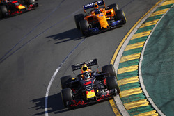 Daniel Ricciardo, Red Bull Racing RB14 Tag Heuer, delante de Fernando Alonso, McLaren MCL33 Renault,