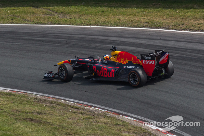 Daniel Ricciardo con RB7 durante Jumbo Race Days