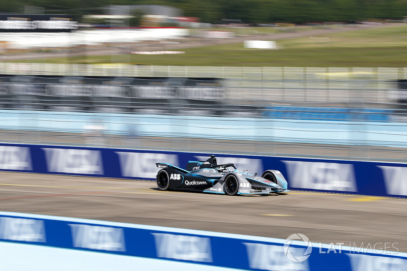 Aksi mobil baru Formula E saat melibas Sirkuit Templehof