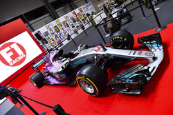 Egy Mercedes az F1 Racing standján