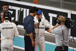 Il poleman Valtteri Bottas, Mercedes AMG F1 parla con Mark Webber