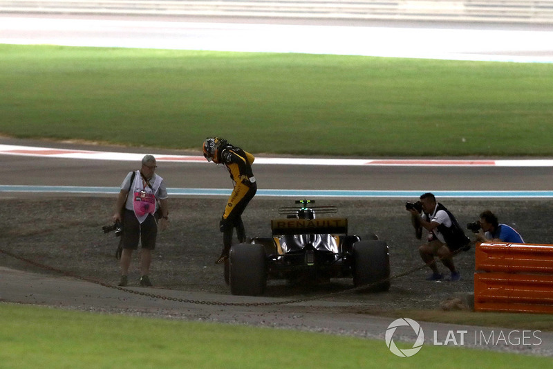 Carlos Sainz Jr., Renault Sport F1 Team RS17, si ritira