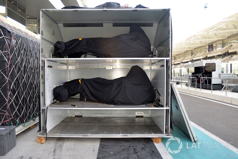 Renault Sport F1 Team RS17 in freight
