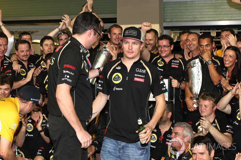 No fim de sua primeira temporada após a volta à F1, na última etapa, Raikkonen venceu de forma triunfal em Abu Dhabi. Note a cerveja na comemoração.