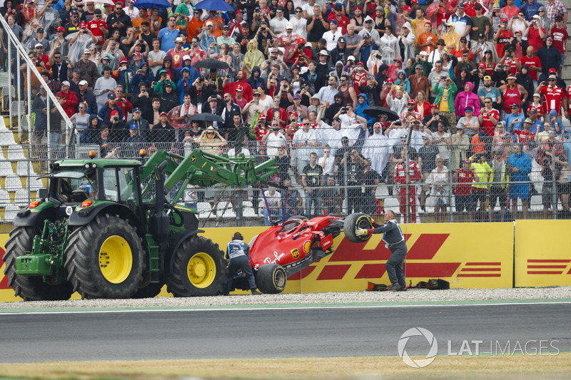 Los comisarios retiran el coche deSebastian Vettel, Ferrari SF71H