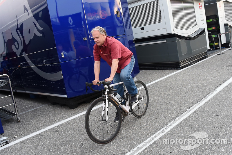 Gene Haas, fondatore e presidente, Haas F1 Team, in sella a una bicicletta