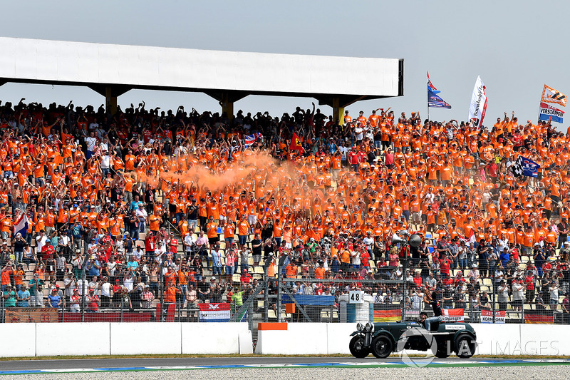 Daniel Ricciardo, Red Bull Racing, mengikuti parade pembalap