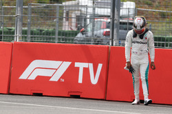 Lewis Hamilton, Mercedes-AMG F1 W09 detenido en la pista