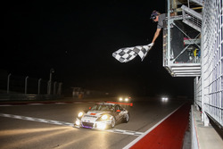 Checkered flag for #911 Herberth Motorsport, Porsche 991 GT3 R: Daniel Allemann, Ralf Bohn, Robert Renauer, Alfred Renauer