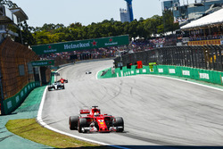 Sebastian Vettel, Ferrari SF70H, Valtteri Bottas, Mercedes AMG F1 W08